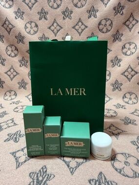 La Mer Skincare Set of 4 minis w/ shopping bag
